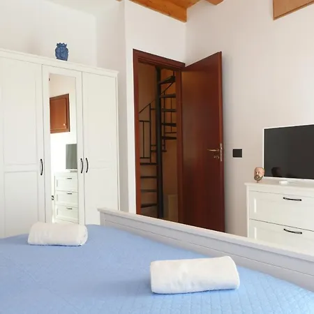 度假居 Casa Ni Rosa 切法卢